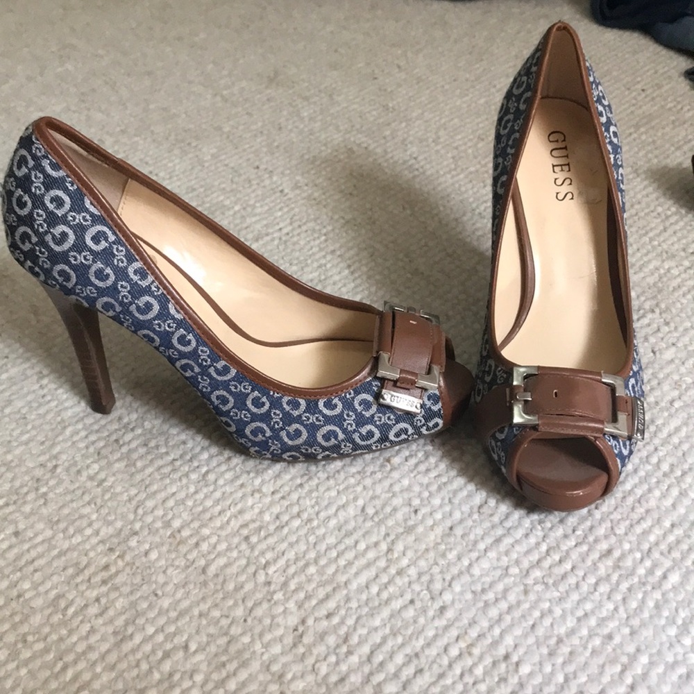 Guess Pumps